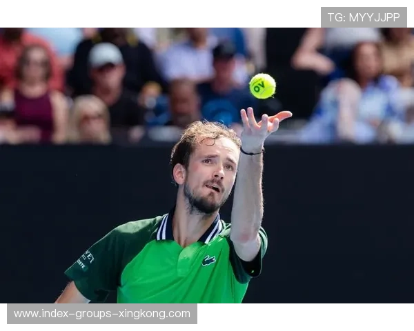 西西帕斯挑战梅德韦杰夫，网球赛场再度上演顶级对决